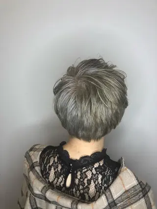 ショート カラー 艶髪職人 山本隼正のヘアスタイル