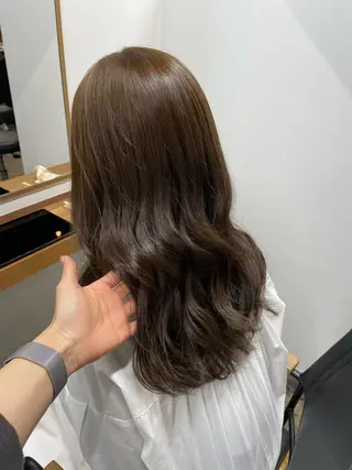 ロング カラー ミルクティー× グレージュMOMOのヘアスタイル