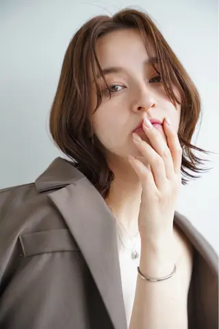 ミディアム ウルフカット/ ハイトーン/作山葵のヘアスタイル