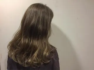 ロング カラー ツキノキ ミナのヘアスタイル