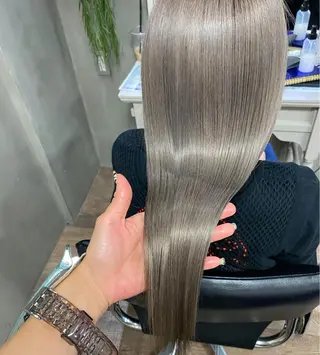 ロング カラー 梅田ハイトーン チダ ヒナノのヘアスタイル