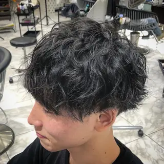 ショート パーマ メンズ 波巻きウェーブ 韓国風パーマ 纐纈のヘアスタイル