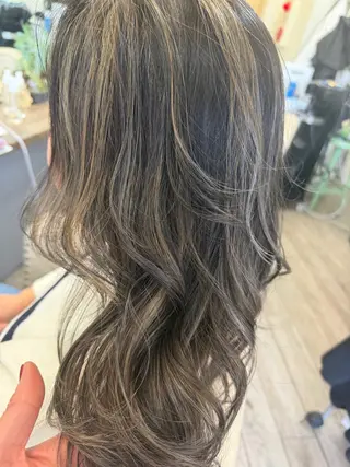 ロング カラー 鶴見 和美のヘアスタイル