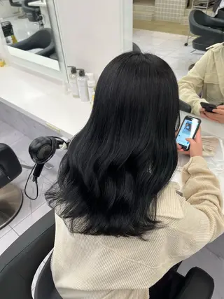 セミロング 寒色＆ブリーチ特化 寒色MiOのヘアスタイル