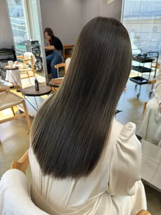 カラー maina/透明感 ベージュ/ブラウンのヘアスタイル