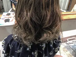 セミロング カラー 磧本 祐里恵のヘアスタイル