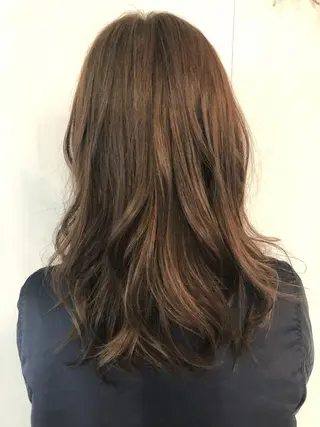 セミロング カラー AMELIE.（アメリ）所属・松浦 圭希のヘアスタイル