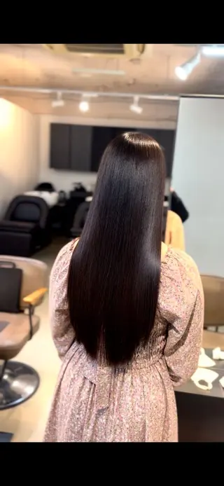 ロング ⭕鏡のような劇艶/ 賀川サトシ⭕️のヘアスタイル