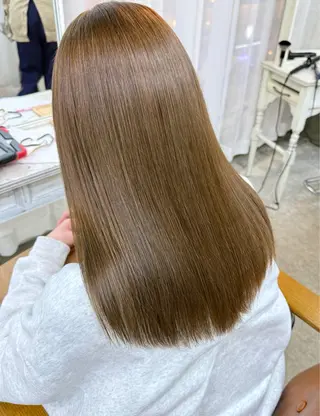 セミロング eTONe所属・三條 朋香のヘアスタイル