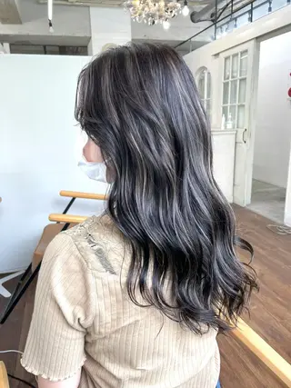 ロング 白いハイライト🤍 タナカリョウスケのヘアスタイル