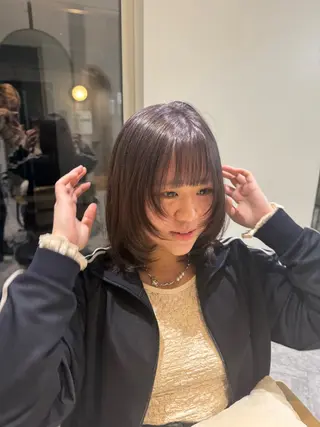 ミディアム カラー ミルクティー× グレージュMOMOのヘアスタイル