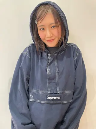 ミディアム MIU/ルーツカラー 顔まわりレイヤーのヘアスタイル