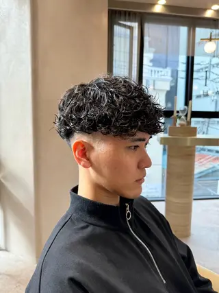ショート soen所属・⚡メンズパーマフ ェードカットTomyのヘアスタイル