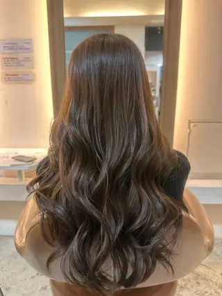ロング タツキ／レイヤー／ パーマ／艶カラーのヘアスタイル
