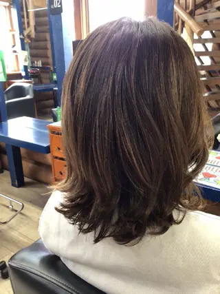 ミディアム 岡本 小百合のヘアスタイル