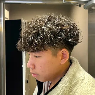 ミディアム パーマ ヘアアレンジ メンズ 顔まわりカット の達人のヘアスタイル