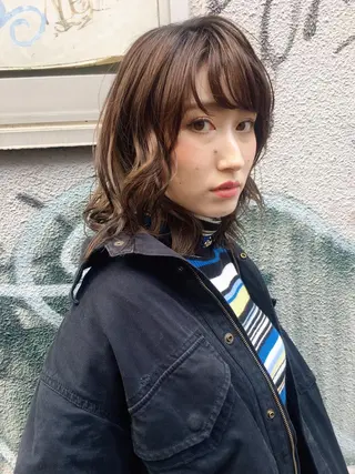 ミディアム カラー ウルフカット／吉村 桃子のヘアスタイル