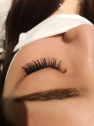 マツエク・マツパ UMEDA FIGAROのヘアスタイル