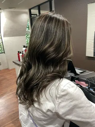 セミロング カラー 井本翔太.髪質改善. ベージュ.グレージュのヘアスタイル