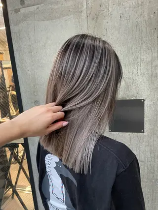 セミロング 🫧ハイライトカラー 🫧 𝓜𝓘𝓤のヘアスタイル