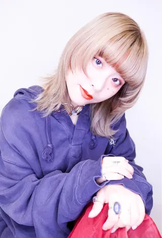 セミロング カラー ウルフカット／吉村 桃子のヘアスタイル