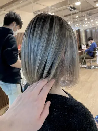 ショート カラー 白髪ぼかし バレイヤージュ志鎌のヘアスタイル