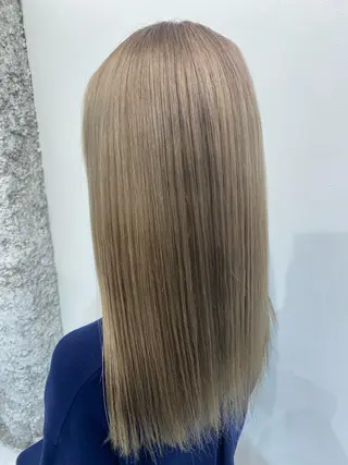 セミロング ハイトーンエフェクト ブリーチいち丸のヘアスタイル