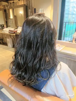 ロング カラー alushe 岡 陽子のヘアスタイル