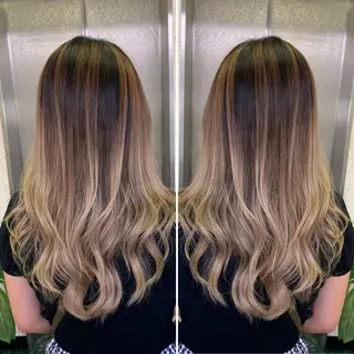 セミロング カラー ブリーチ特化／ハイト ーン／ホワイトカラーのヘアスタイル