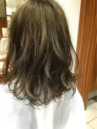 ミディアム カラー 白髪ぼかしハイライト 柳川拓哉のヘアスタイル