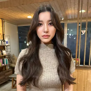 ロング 韓国レイヤー外国人風 透明感カラー髪質改善のヘアスタイル