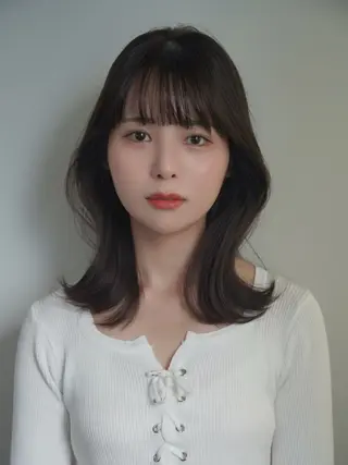 ミディアム カラー 顔周りレイヤーカット 透明感カラー達冨のヘアスタイル