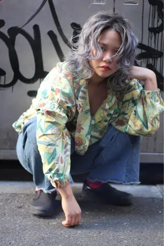 ミディアム カラー ホワイト&レイヤーカ ットエクステ長畠俊輔のヘアスタイル