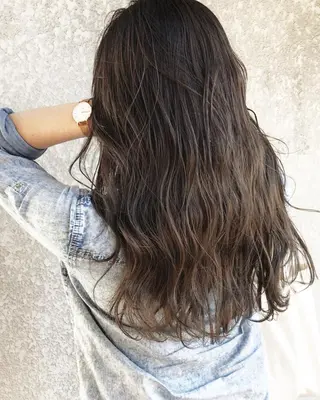 ロング 伊藤 裕治のヘアスタイル