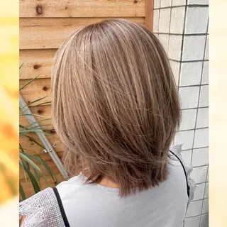 ミディアム やない さとみのヘアスタイル