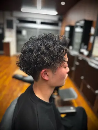 ミディアム パーマ メンズ ヘアーサロン・シルエット箱崎店所属・井尾 美空斗のヘアスタイル