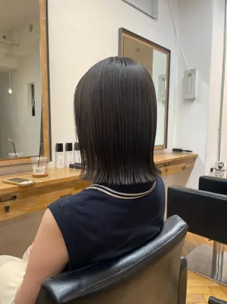 ミディアム カラー mina / 透明感ベージュカラーのヘアスタイル