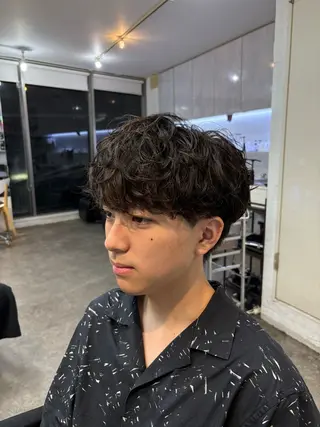 ショート パーマ メンズ fifthメンズ原宿 波巻きパーマ平居俊太のヘアスタイル