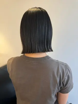 ショート カラー laff 新宿所属・切りっぱなしボブ レイヤー/縮毛矯正のヘアスタイル