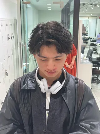 ショート カラー パーマ メンズ 【シャドウパーマ センターパート】義心のヘアスタイル