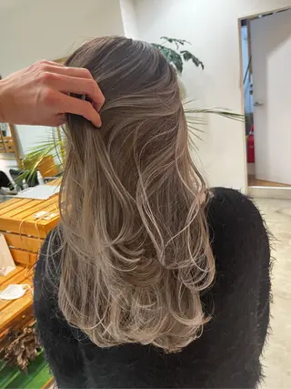 ロング カラー hoNua. 栄/透明感カラーのヘアスタイル