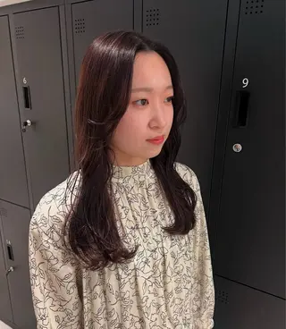 セミロング カラー ヘアアレンジ 暗髪カラー🫐パーマ おくだりんかのヘアスタイル