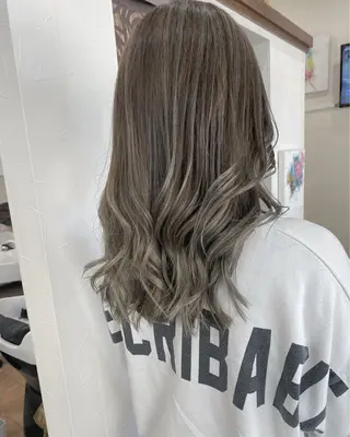 ミディアム カラー grand juteのヘアスタイル