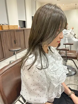 ミディアム カラー オリーブベージュ/ ブリーチなし透明感のヘアスタイル