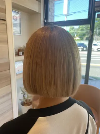 ショート カラー ハイトーン🌈✨️ 吉村美沙季のヘアスタイル