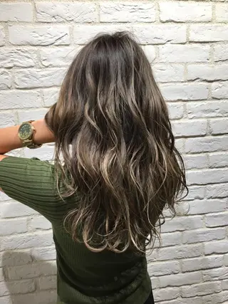 ロング カラー UMEDA FIGAROのヘアスタイル