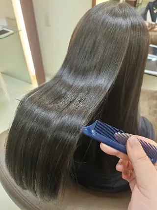 カラー ロング 臼井 早智のヘアスタイル