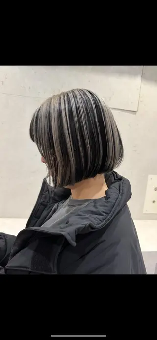 ショート コールネックスザサロン所属・白髪ぼかし×デザイン 🕊️🫧ホウジョウのヘアスタイル