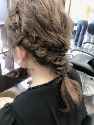セミロング ヘアアレンジ 沢田 瞳のヘアスタイル