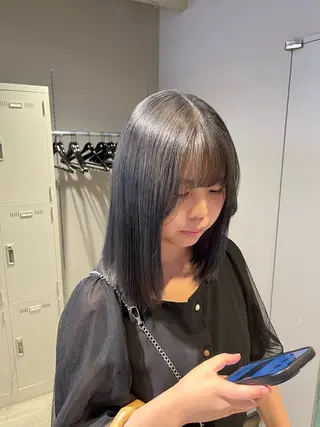 セミロング 寒色＆ブリーチ特化 寒色MiOのヘアスタイル